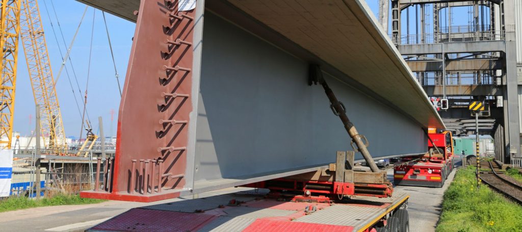 Truck with special securing techniques for abnormal load